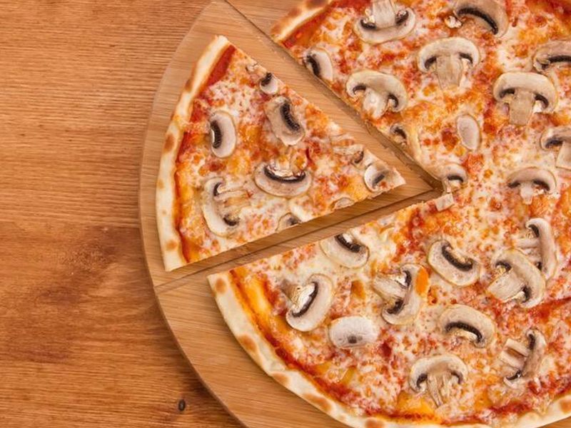 Mushroom With Tuna Pizza