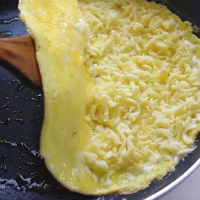 طبق عجة بيض بالجبنة المخلوطة