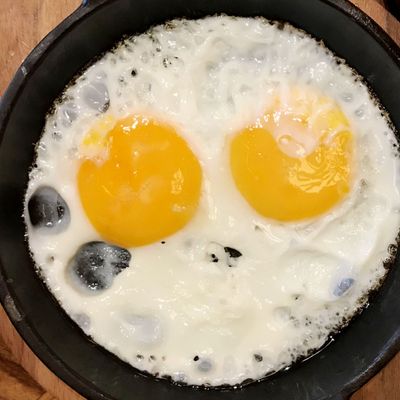 بيض مقلي من جهة واحدة