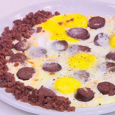 طبق بيض مع باستورما وسجق