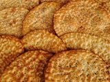 خبز تميس سمسم مع حبة البركة