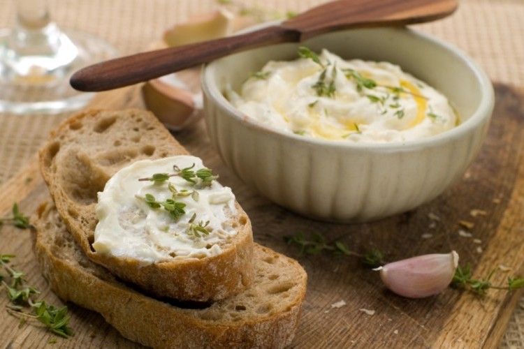 Garlic Dip With Bread