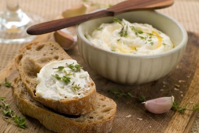 Garlic Dip With Bread