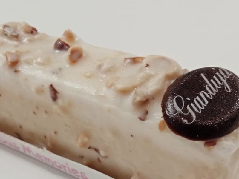 Nocha White Gateaux