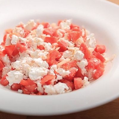 علبة جبنة مع طماطم وطحينة