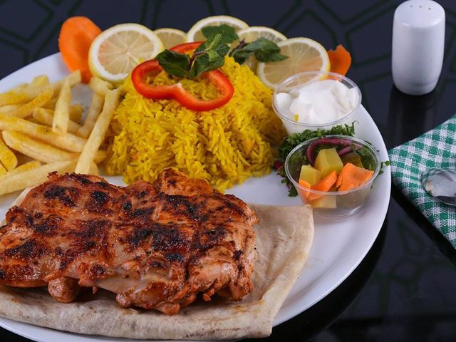 وجبة صدور دجاج مشوية