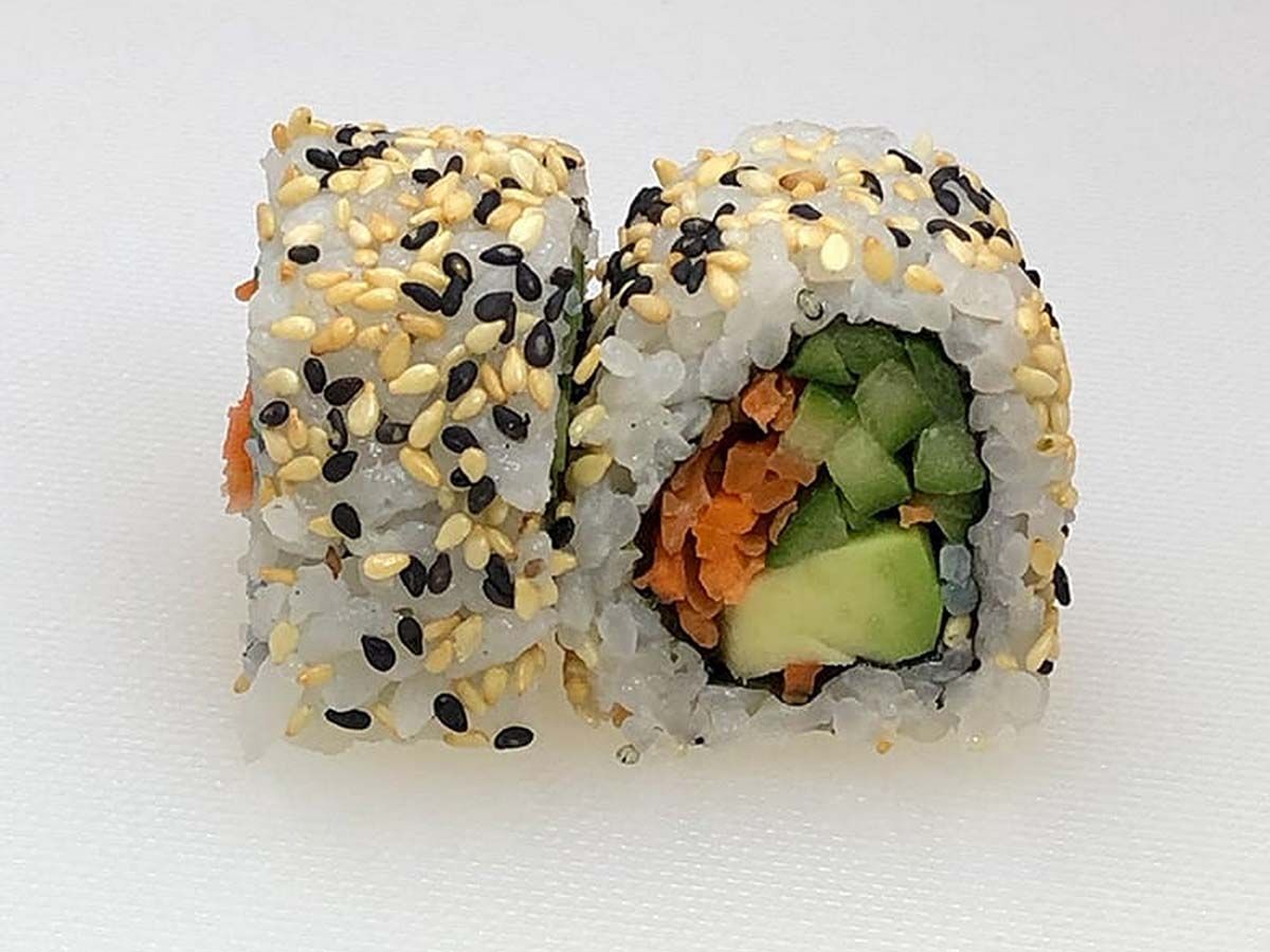 Ura maki vegetable roll