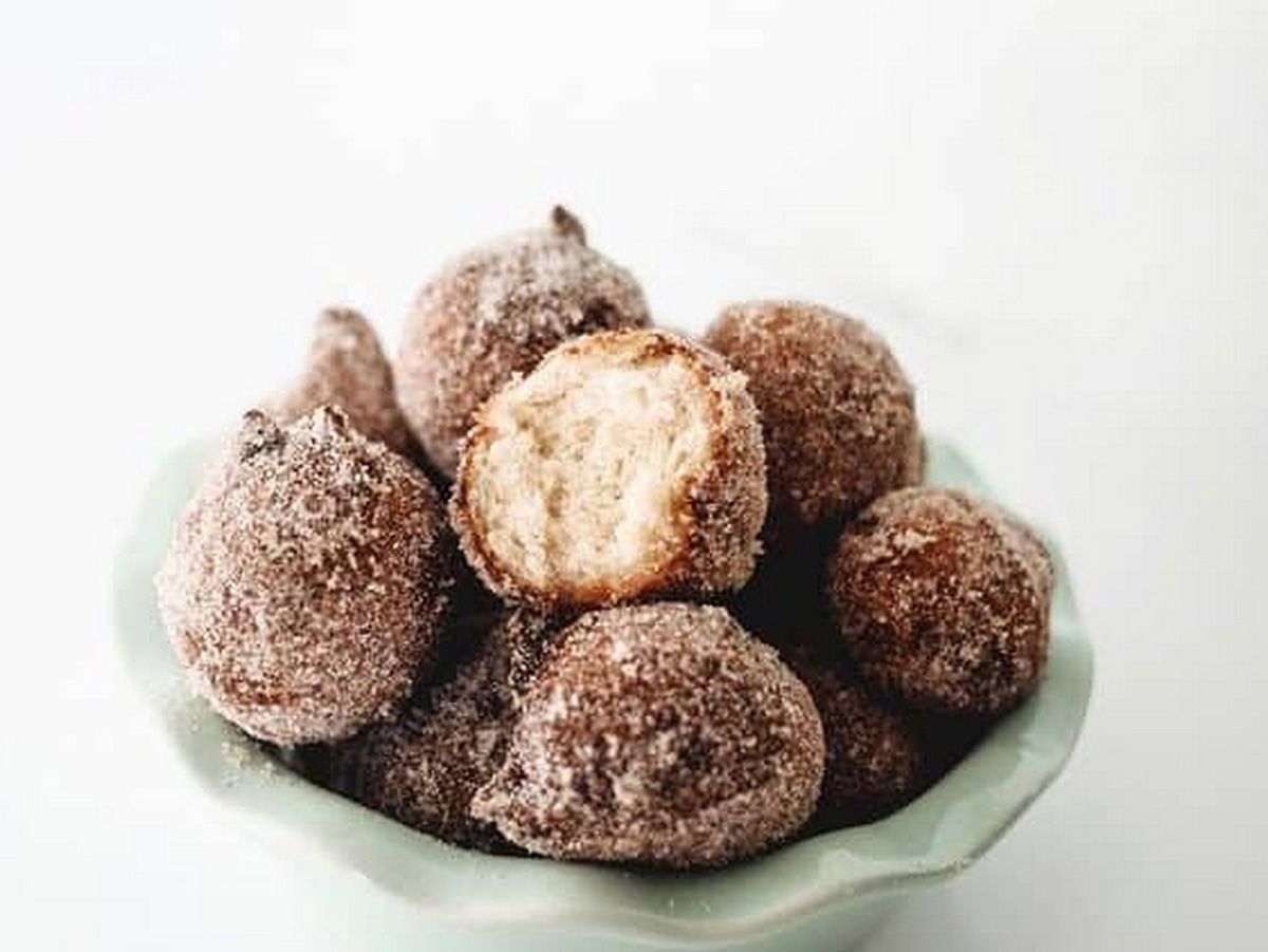 Sugar and cinnamon zalabia