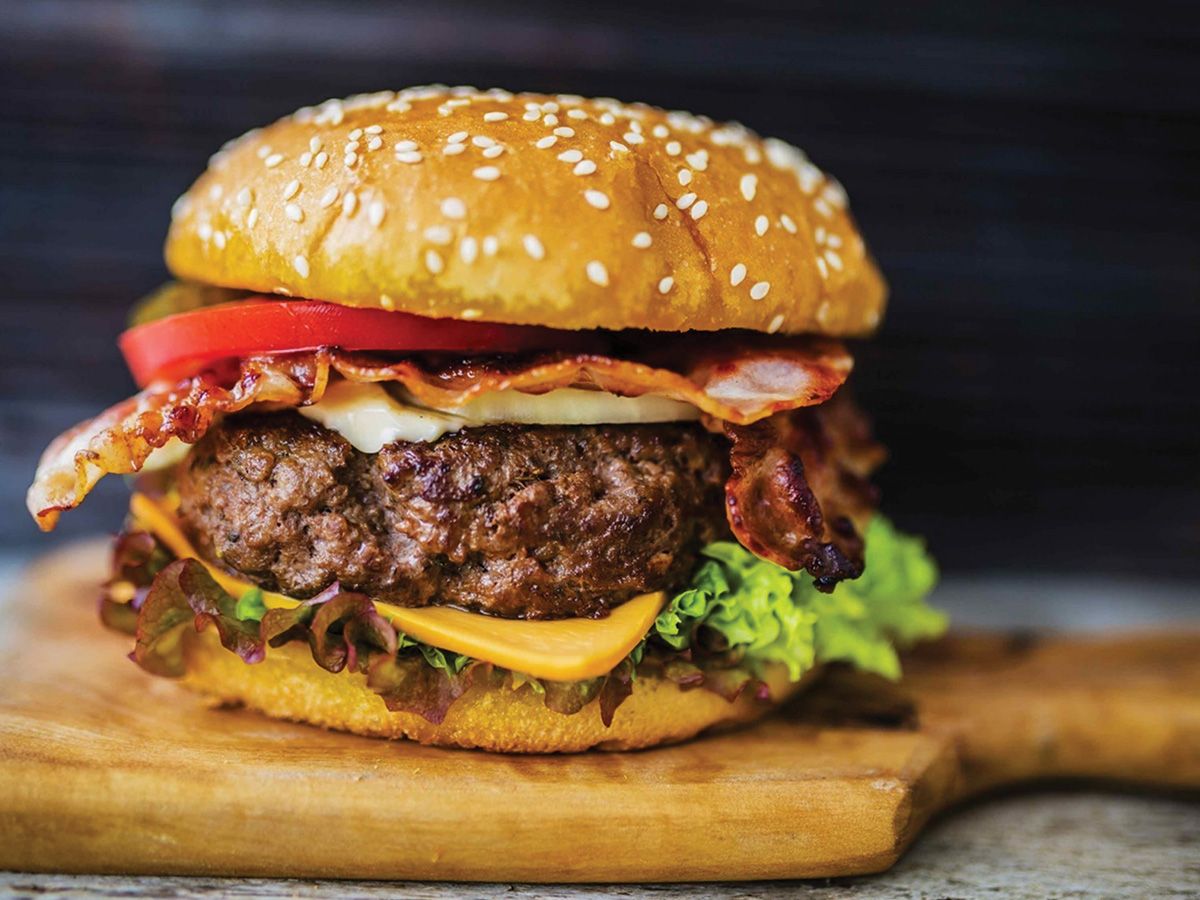 200 gram meat burger sandwich, smoked beef, lettuce and tomato
