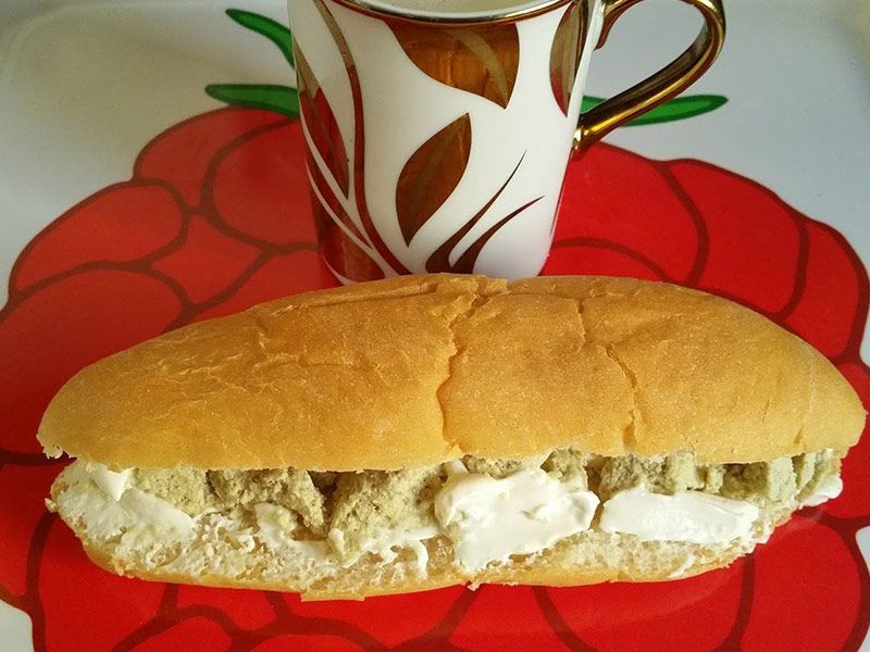 Halawa With Qeshta Sandwich