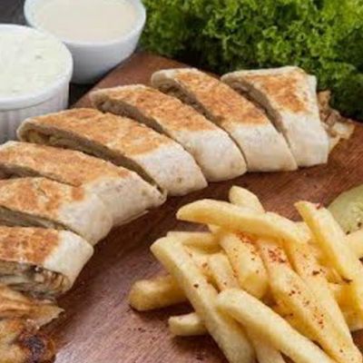ساندويتش شاورما بخبز سوري وبطاطس مقلية