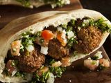 ساندوتش طعمية خلطة مميز