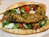 ساندوتش طعمية بسطرمة