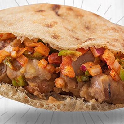 Foul sandwich with sauce