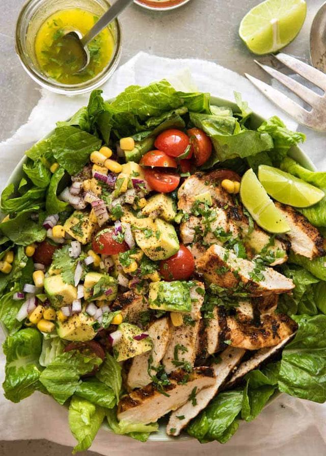 Tavuklu Avokado Salad