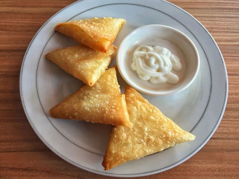 Sambousek with cheese
