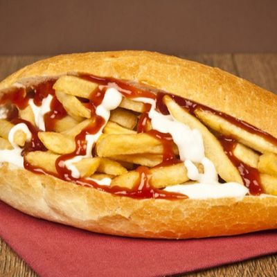 ساندوتش بطاطس محمرة مع كاتشب ومايونيز