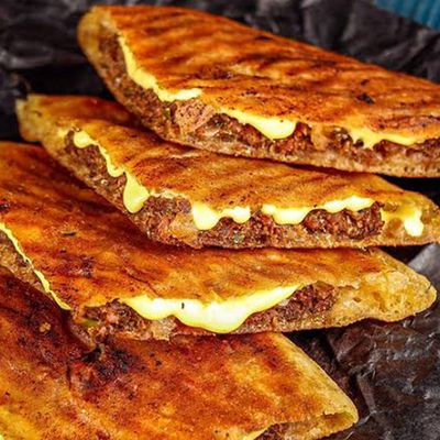 ساندويتش حواوشي بجبنة الموزاريلا
