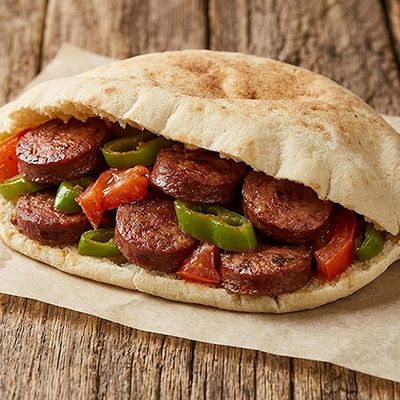 ساندويتش سجق مشوي على الفحم