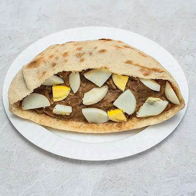 Foul sandwich with eggs