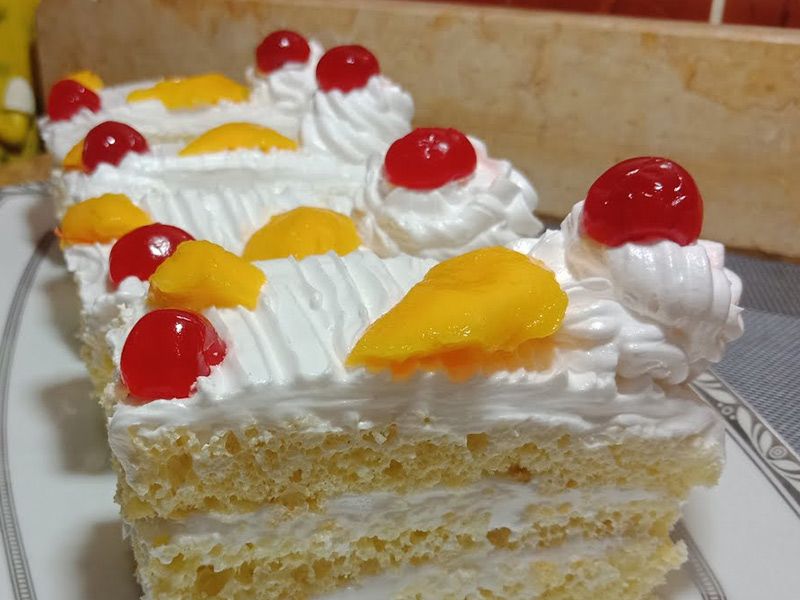 Fruit Swiss Roll Gateau