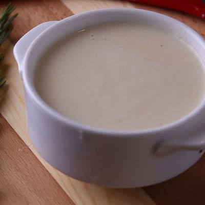 Cream soup with chicken pieces