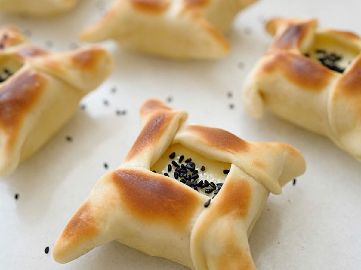 Sfiha Halloumi With Black Seeds