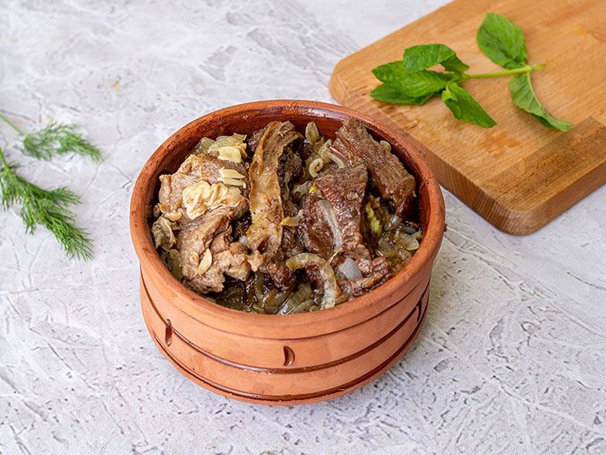 Vine leaves casserole with meat