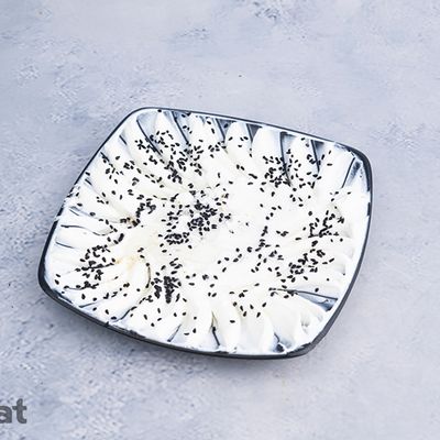 طبق لبنة مع حبة البركة