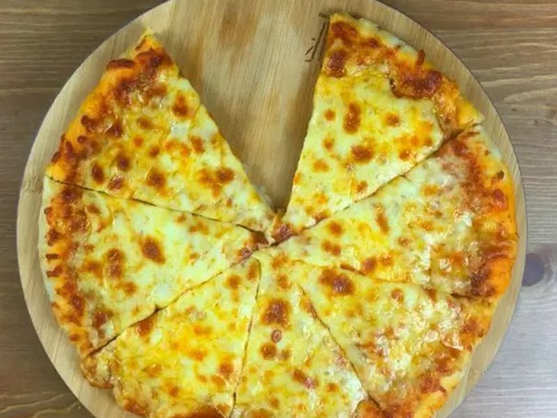 Oriental Roumi Cheese Pizza