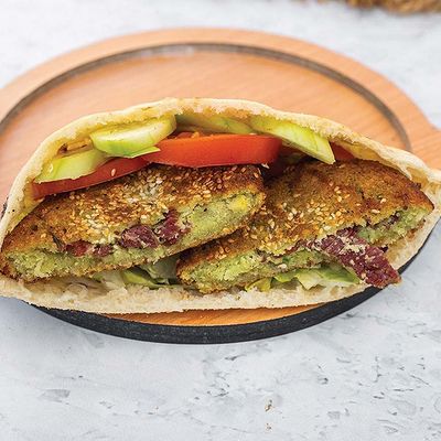 ساندويتش باسترمة وطعمية