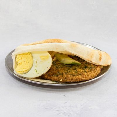 ساندويتش طعمية مع بيض مسلوق