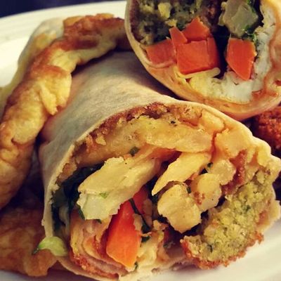 ساندويش طعمية مع بطاطس مقلية