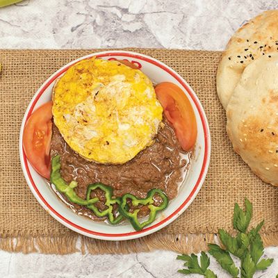 علبة فول مدمس وسط مع بيض مقلي