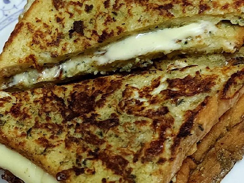 Toasted bread with mozzarella