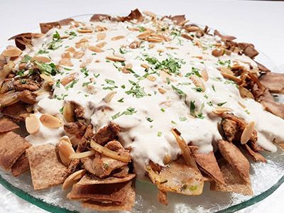 Chicken With Yogurt Fatteh Platter