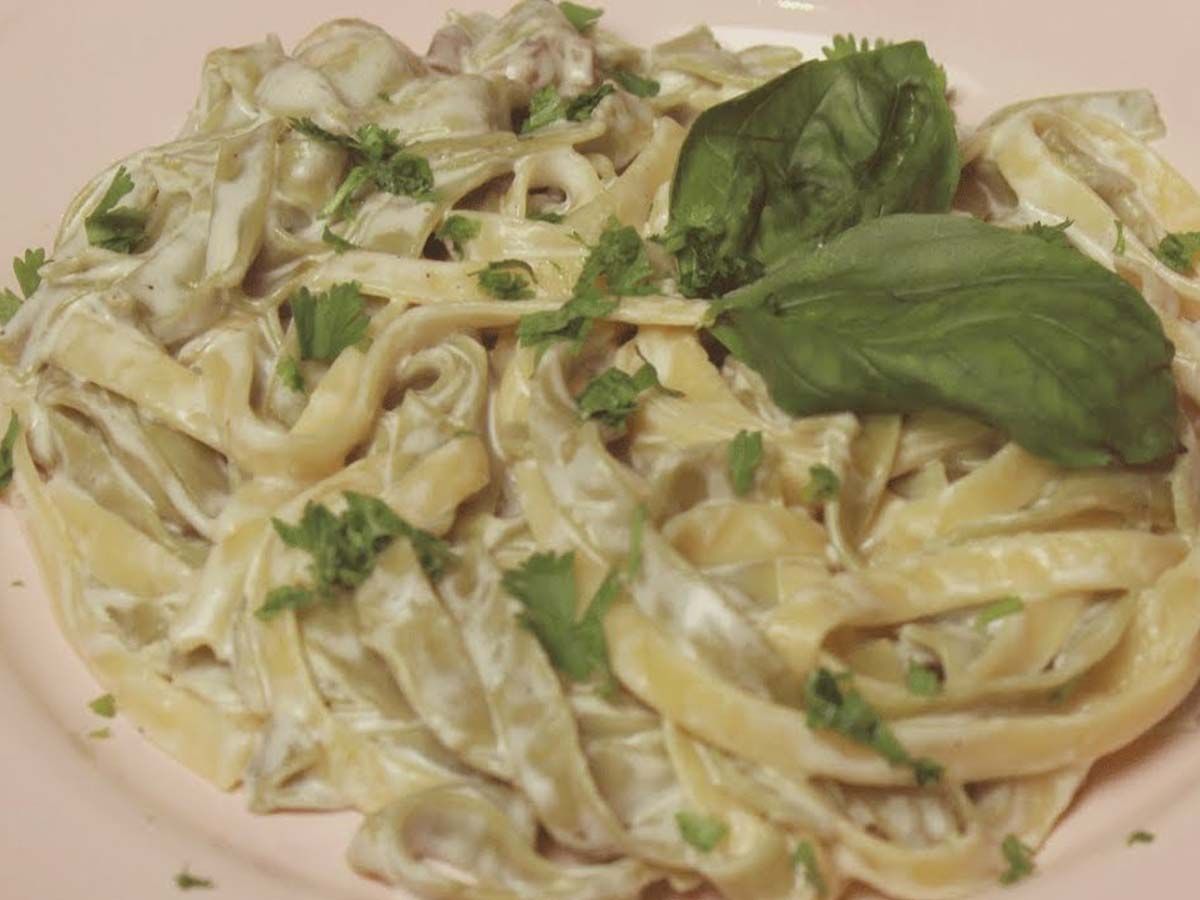 Fettuccine pesto pasta with chicken