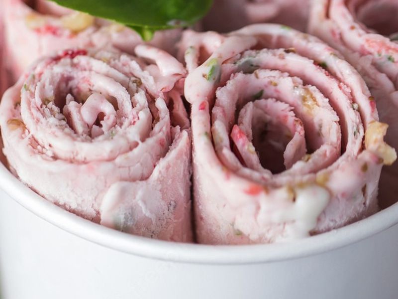 strawberry ice cream roll