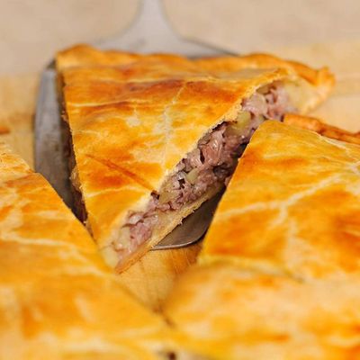 Medium minced meat pie