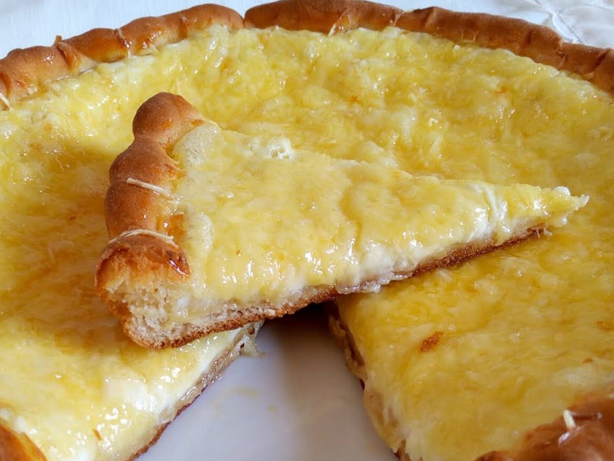 Mozzarella cheese pie