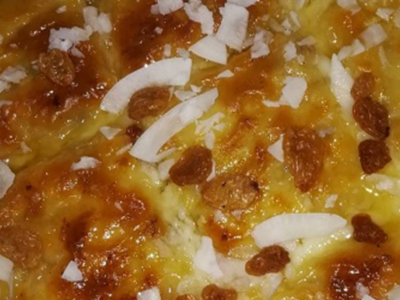 Custard pie with jam and raisins