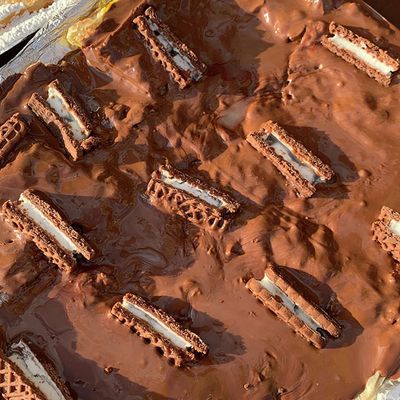 فطيرة شوكولاتة البندق مع آيس كريم