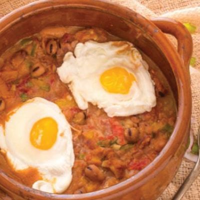 علبة فول مع بيض وباسترما