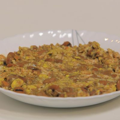 علبة فول مع بيض مقلي