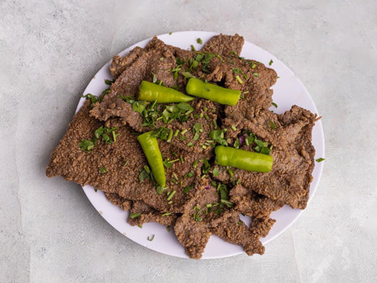 1/2 of bran liver with bread and salads
