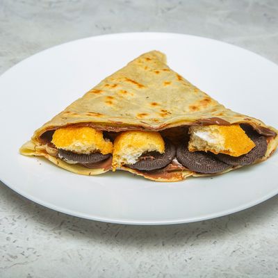 Mix chocolate Oreo and Twinkies crepe
