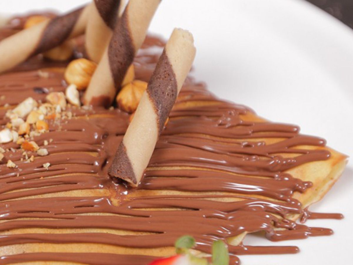 Chocolate nuts crepe