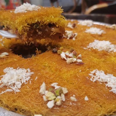 كنافة مصرية مع زبيب وفول سوداني