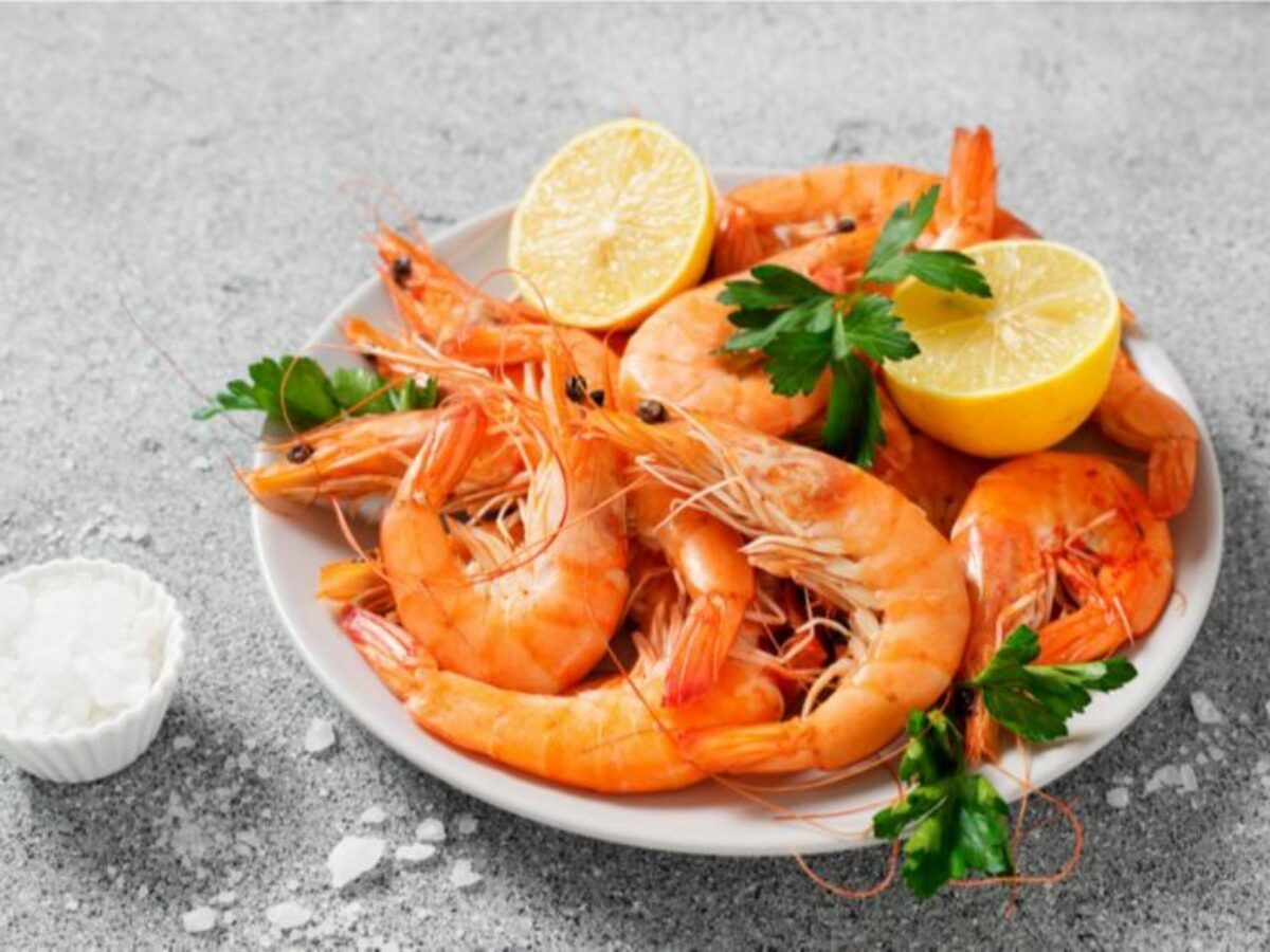 Shrimp Kilo With Salad And Tahini And Bread