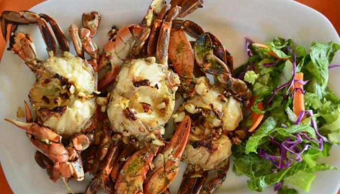 A kilo Of Boneless Crabs With Salad And Sesame Paste And Bread